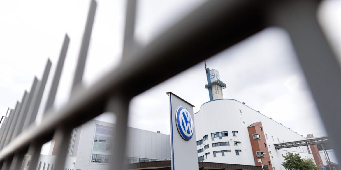 Soll zu einem Kompetenzzentrum für Sicherheits- und Verteidigungslösungen weiterentwickelt werden: Das VW-Werk in Osnabrück. (Archivbild)