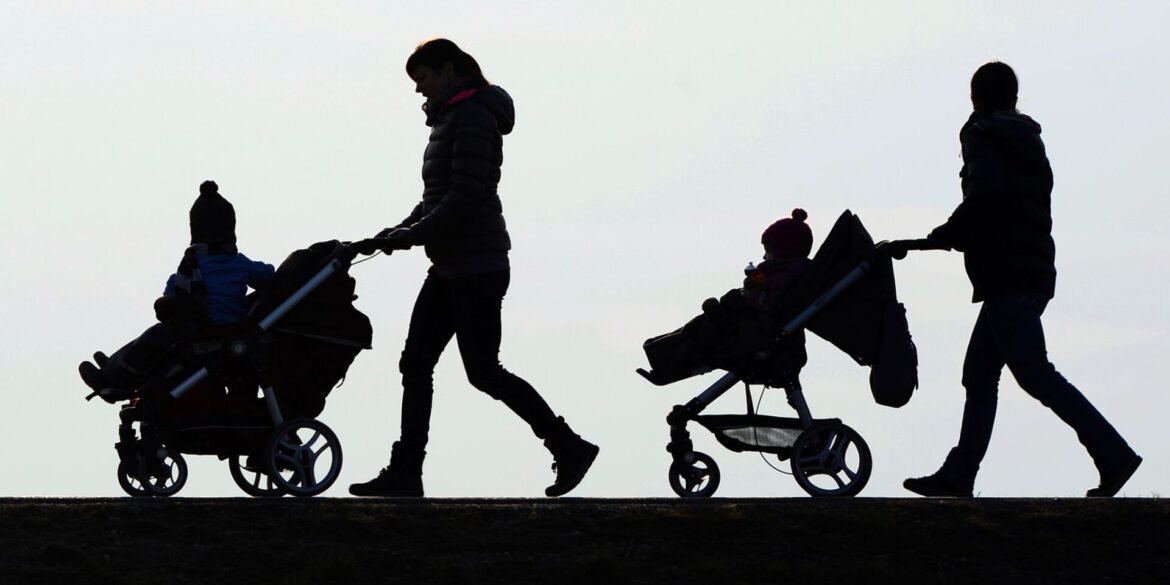 Nach einer Forsa-Umfrage für Save the Children haben viele Eltern finanzielle Sorgen. (Symbolbild)