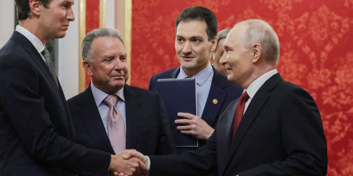 Putin spricht erneut mit Trumps Gesandten Kushner und Witkoff (von links) über eine mögliche Beendigung seines Angriffskriegs gegen die Ukraine.