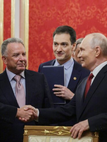 Putin spricht erneut mit Trumps Gesandten Kushner und Witkoff (von links) über eine mögliche Beendigung seines Angriffskriegs gegen die Ukraine.