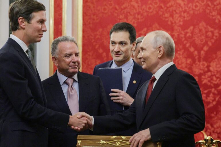 Putin spricht erneut mit Trumps Gesandten Kushner und Witkoff (von links) über eine mögliche Beendigung seines Angriffskriegs gegen die Ukraine.