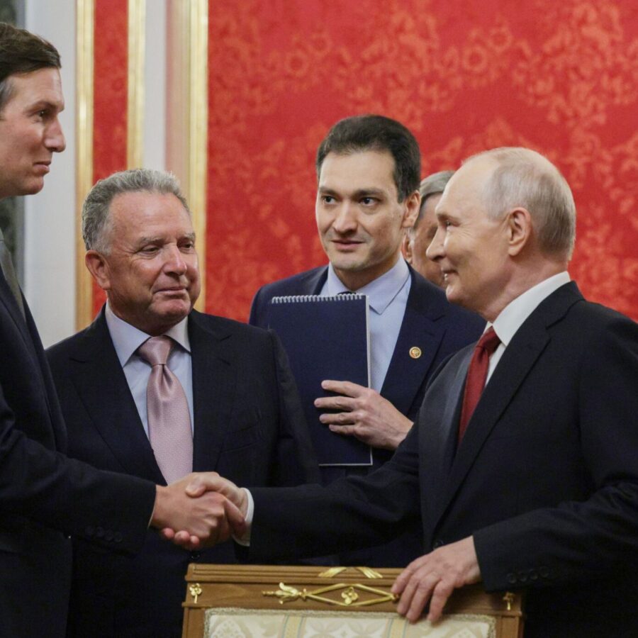 Putin spricht erneut mit Trumps Gesandten Kushner und Witkoff (von links) über eine mögliche Beendigung seines Angriffskriegs gegen die Ukraine.