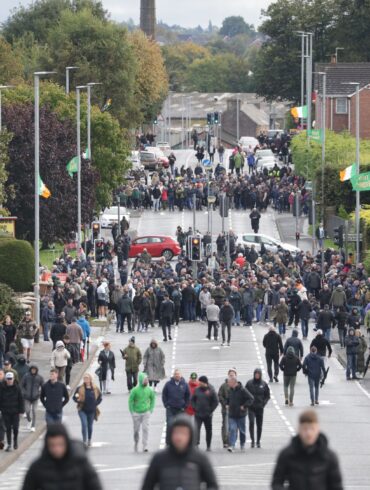 Keine Bewegung: Die umstrittene Parade bleibt seit den Morgenstunden blockiert.