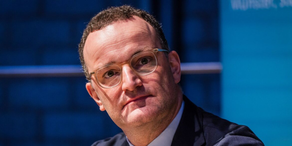 Spahn reagiert mit dem Schritt auf Aufregung wegen seiner Abwesenheit an zwei Tagen der vergangenen Bundestags-Sitzungswoche. (Archivbild)