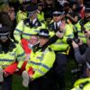 Die Polizei in Liverpool hat Dutzende Demonstranten festgenommen.