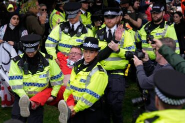 Die Polizei in Liverpool hat Dutzende Demonstranten festgenommen.