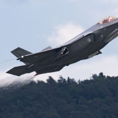 Ein Kampfjet vom Typ F-35 startet in Ramstein