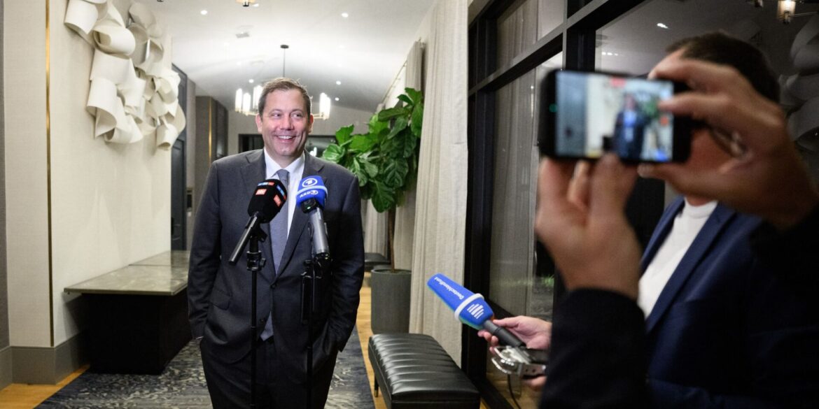 Minister Klingbeil bringt die Steuerreform durchs Kabinett - aus der Ferne.