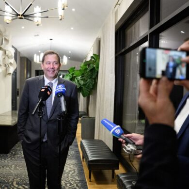 Minister Klingbeil bringt die Steuerreform durchs Kabinett - aus der Ferne.