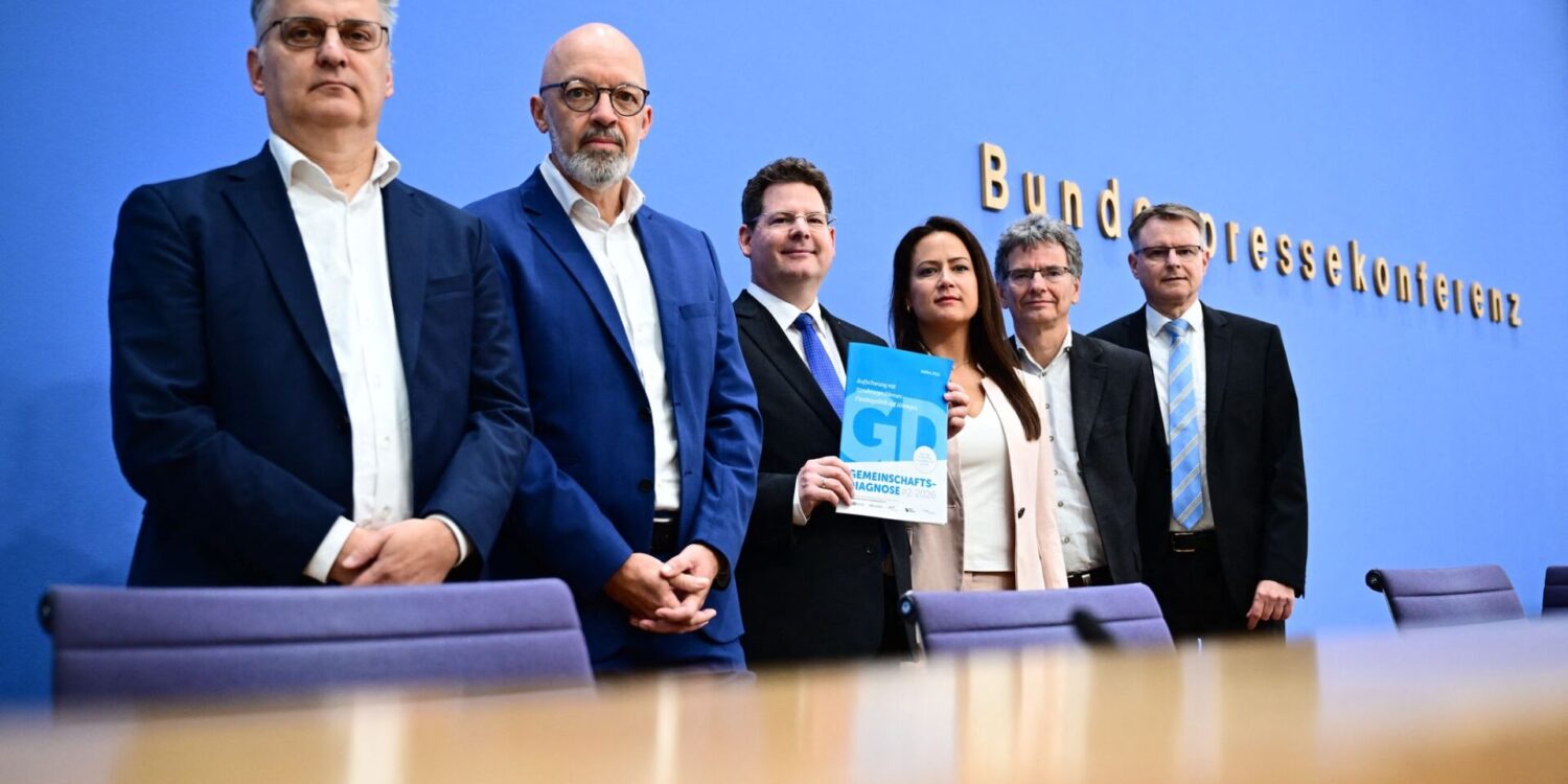 Trotz besserer Wachstumserwartungen blicken führende Ökonomen mit Sorge in die Zukunft.