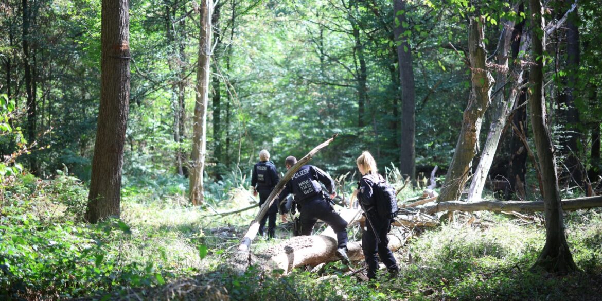 Die Polizei sucht mitten im Wald nach dem Verdächtigen.