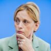 Bundesbildungsministerin Karin Prien sieht Verbesserungen im Bildungssystem, aber dennoch starken Reformbedarf. (Archivbild)