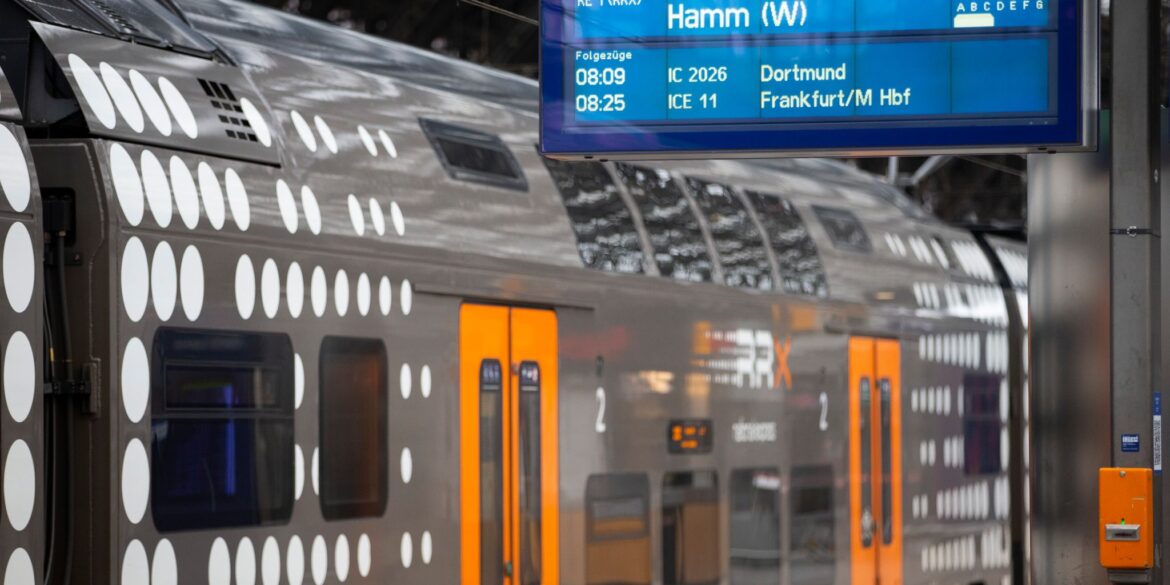 Das Deutschlandticket ist ein bundesweit gültiges Monatsabo für Busse und Bahnen im Nah- und Regionalverkehr. (Archivbild)