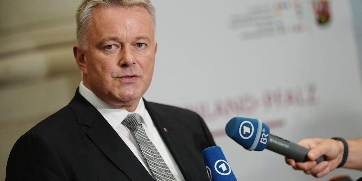 Der rheinland-pfälzische Regierungschef Gordon Schnieder bleibt länger Vorsitzender der Ministerpräsidentenkonferenz. (Archivfoto)