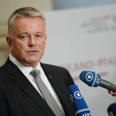 Der rheinland-pfälzische Regierungschef Gordon Schnieder bleibt länger Vorsitzender der Ministerpräsidentenkonferenz. (Archivfoto)