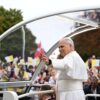 Nach offiziellen Angaben haben sich etwa 600.000 Menschen für den Gottesdienst nahe den Champs-Élysées angemeldet.