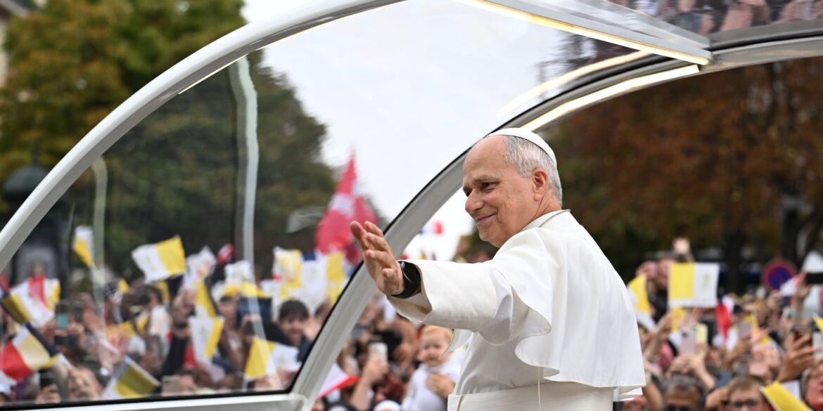 Nach offiziellen Angaben haben sich etwa 600.000 Menschen für den Gottesdienst nahe den Champs-Élysées angemeldet.