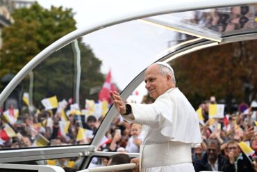 Nach offiziellen Angaben haben sich etwa 600.000 Menschen für den Gottesdienst nahe den Champs-Élysées angemeldet.
