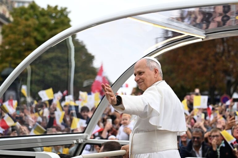 Nach offiziellen Angaben haben sich etwa 600.000 Menschen für den Gottesdienst nahe den Champs-Élysées angemeldet.