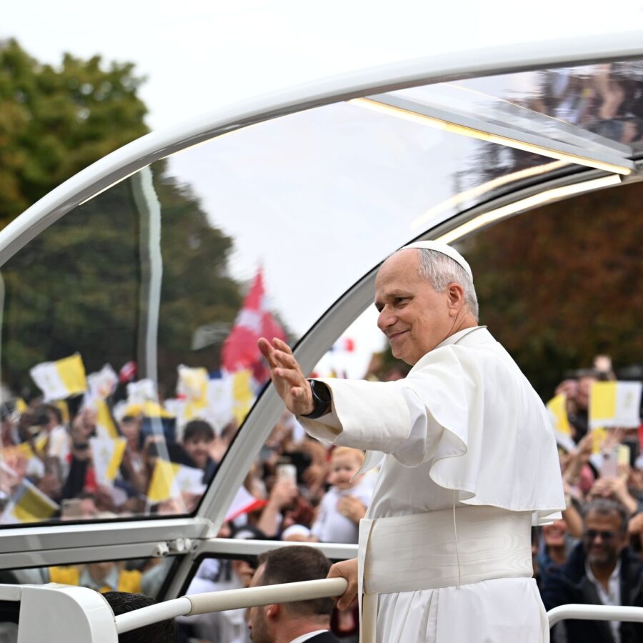 Nach offiziellen Angaben haben sich etwa 600.000 Menschen für den Gottesdienst nahe den Champs-Élysées angemeldet.