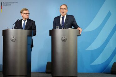 Außenminister Johann Wadephul (CDU) und Bundesinnenminister Alexander Dobrindt (CSU) sind sich sicher: Hinter dem gescheiterten Anschlag steckt Russland.