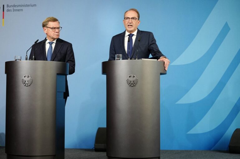 Außenminister Johann Wadephul (CDU) und Bundesinnenminister Alexander Dobrindt (CSU) sind sich sicher: Hinter dem gescheiterten Anschlag steckt Russland.