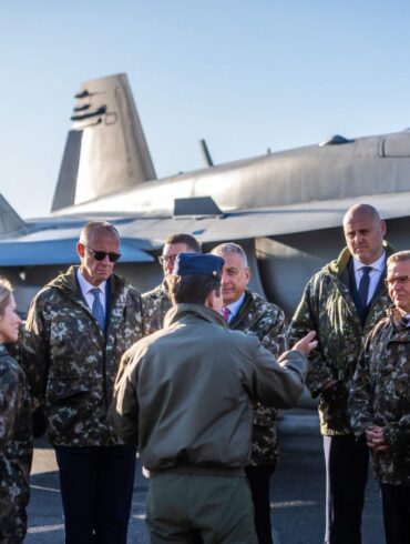 Am Rande des Gipfels besuchten Bundeskanzler Friedrich Merz und die anderen Teilnehmer den Luftwaffenstützpunkt Lapland Air Wing.