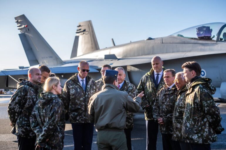 Am Rande des Gipfels besuchten Bundeskanzler Friedrich Merz und die anderen Teilnehmer den Luftwaffenstützpunkt Lapland Air Wing.