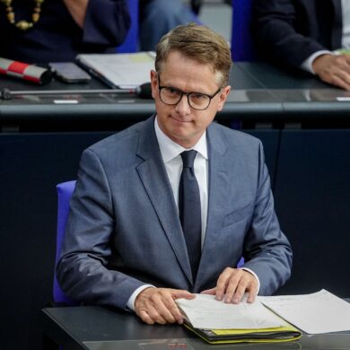 Gesundheitsminister Carsten Linnemann (CDU) hält an seinem Pflege-Zeitplan fest. (Archivfoto)