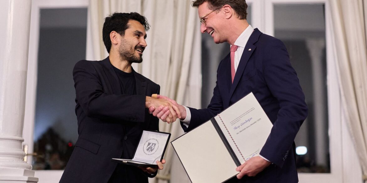 Gündogan sollte den Preis eigentlich schon im vergangenen Jahr bekommen. Jetzt wurde das nachgeholt.
