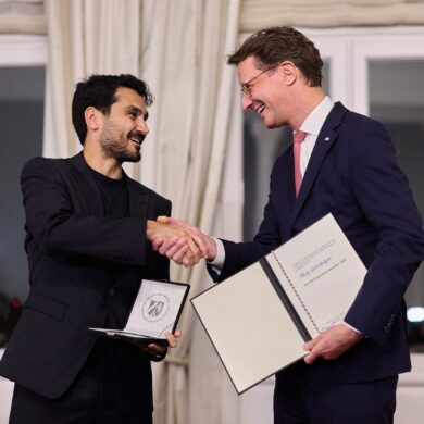 Gündogan sollte den Preis eigentlich schon im vergangenen Jahr bekommen. Jetzt wurde das nachgeholt.