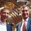 Haben Grund zur Freude: Münchens Oberbürgermeister Dominik Krause (l) und Bayerns Ministerpräsident Markus Söder