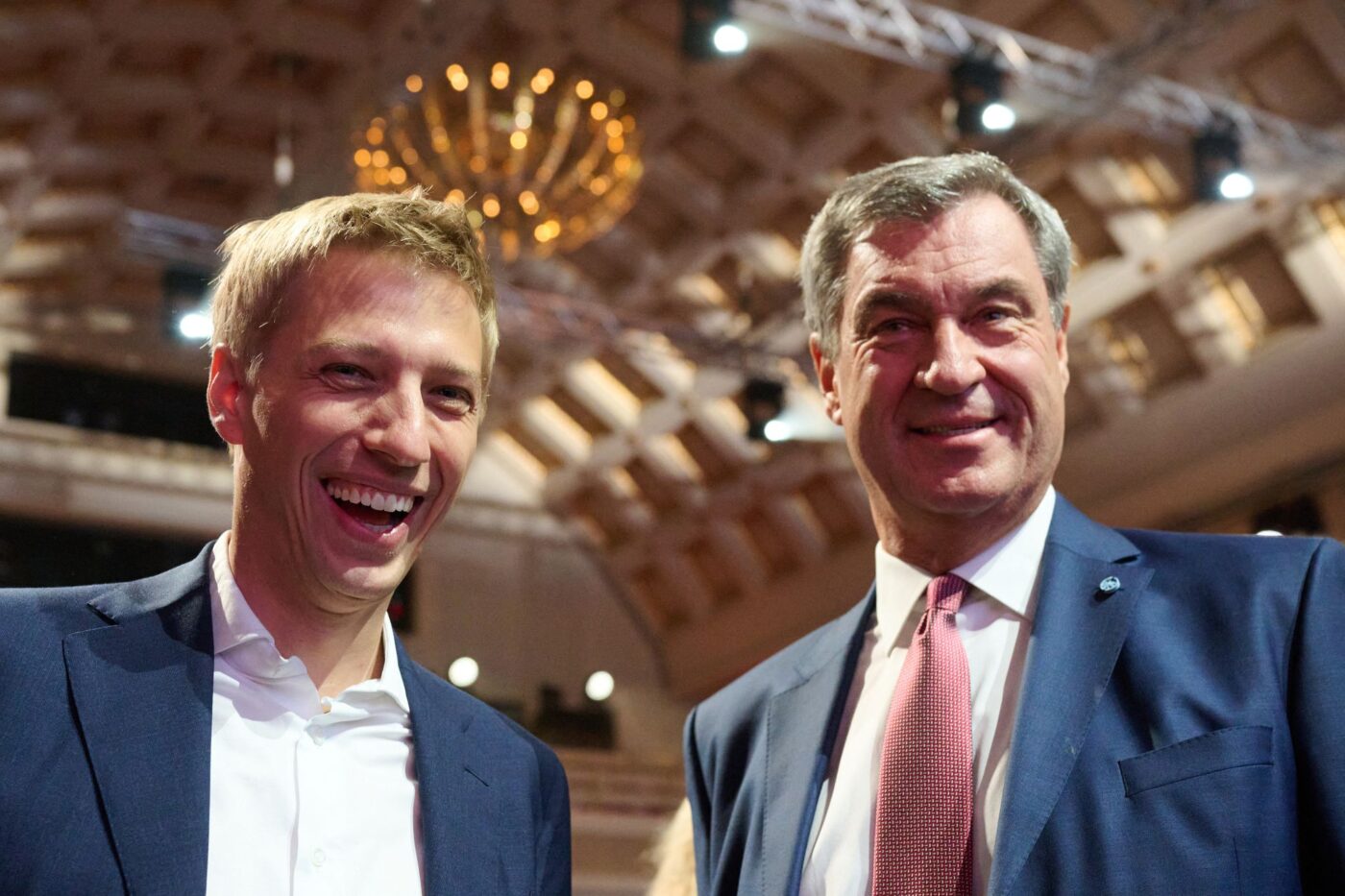 Haben Grund zur Freude: Münchens Oberbürgermeister Dominik Krause (l) und Bayerns Ministerpräsident Markus Söder