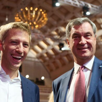 Haben Grund zur Freude: Münchens Oberbürgermeister Dominik Krause (l) und Bayerns Ministerpräsident Markus Söder