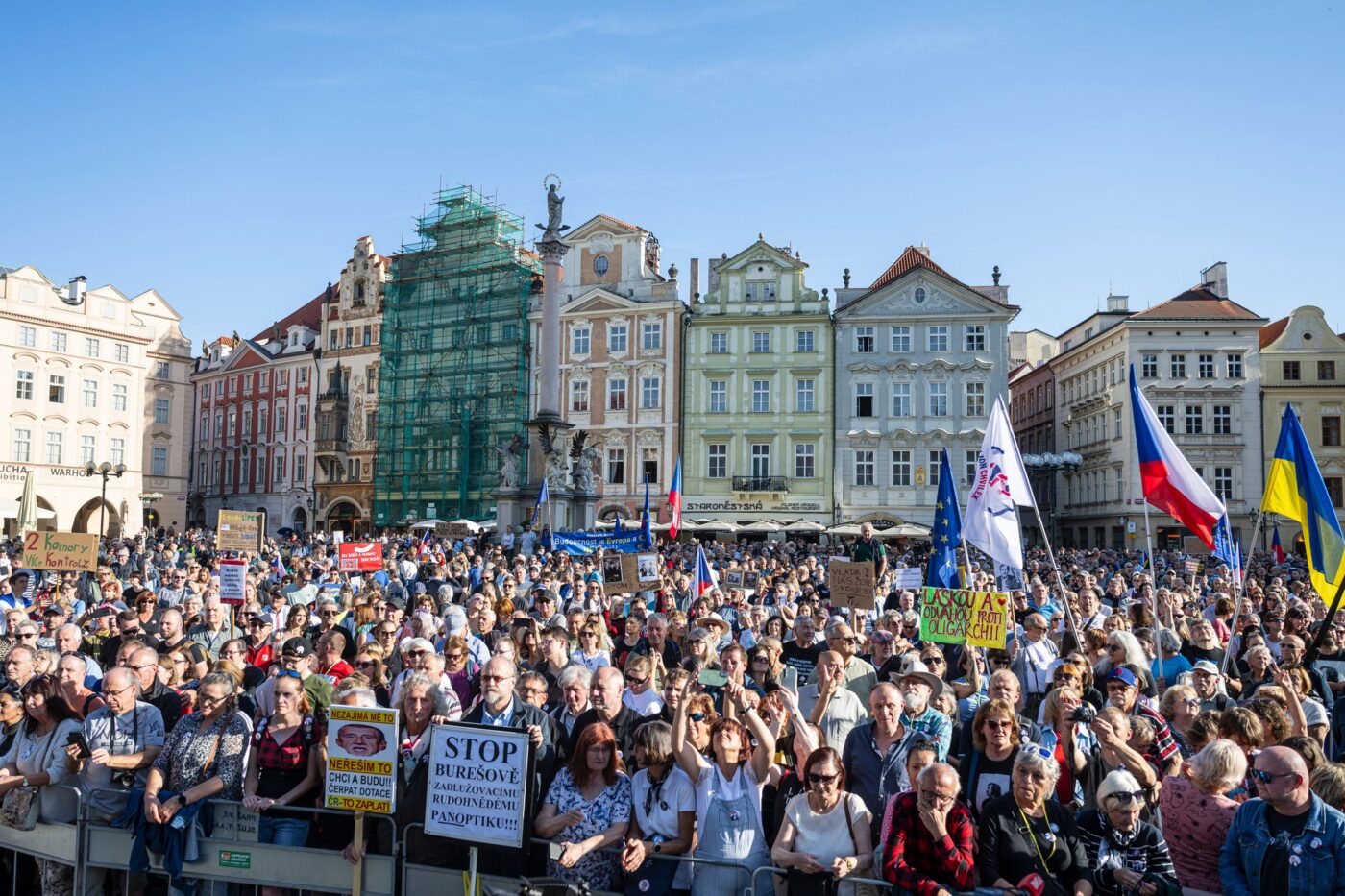 Tausende nahmen an einer Demonstration gegen Populisten und Extremisten auf dem Altstädter Ring in Prag teil.