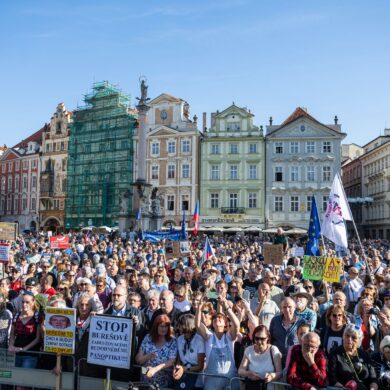 Tausende nahmen an einer Demonstration gegen Populisten und Extremisten auf dem Altstädter Ring in Prag teil.