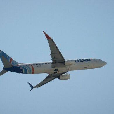 Ein Flydubai-Flieger hebt in Dubai ab.