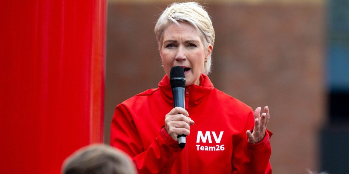 SPD-Regierungschefin Manuela Schwesig hat in Mecklenburg-Vorpommern in einer letzten Umfrage die AfD wieder vom Spitzenplatz verdrängt.