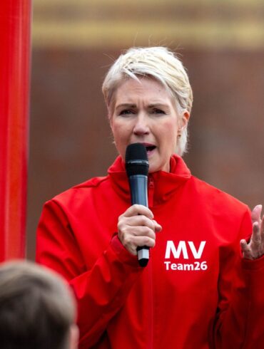 SPD-Regierungschefin Manuela Schwesig hat in Mecklenburg-Vorpommern in einer letzten Umfrage die AfD wieder vom Spitzenplatz verdrängt.