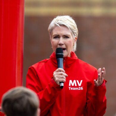 SPD-Regierungschefin Manuela Schwesig hat in Mecklenburg-Vorpommern in einer letzten Umfrage die AfD wieder vom Spitzenplatz verdrängt.