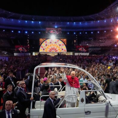Im Stade de France hat der Papst junge Menschen zu Mitmenschlichkeit und Gerechtigkeit aufgerufen.