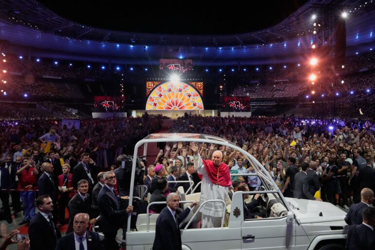 Im Stade de France hat der Papst junge Menschen zu Mitmenschlichkeit und Gerechtigkeit aufgerufen.