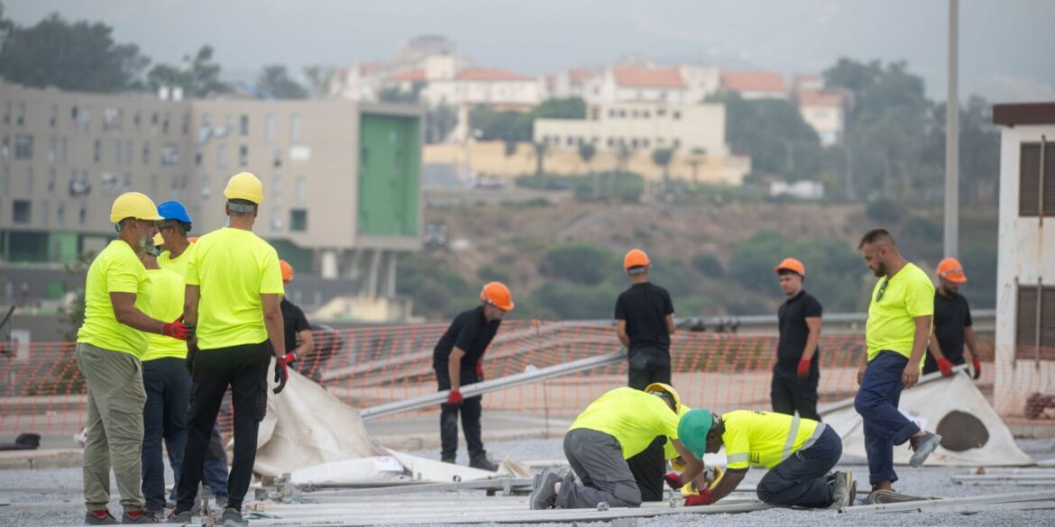 Spaniens Zentralregierung setzt sich über den Widerstand Ceutas gegen ein provisorisches Migrantenlager im Hafenbereich der Nordafrika-Exklave hinweg.