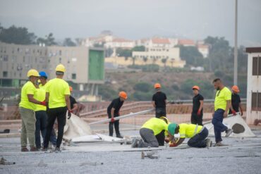 Spaniens Zentralregierung setzt sich über den Widerstand Ceutas gegen ein provisorisches Migrantenlager im Hafenbereich der Nordafrika-Exklave hinweg.