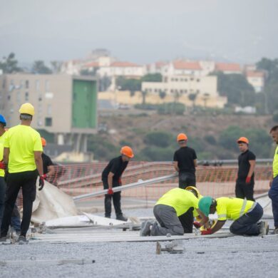 Spaniens Zentralregierung setzt sich über den Widerstand Ceutas gegen ein provisorisches Migrantenlager im Hafenbereich der Nordafrika-Exklave hinweg.