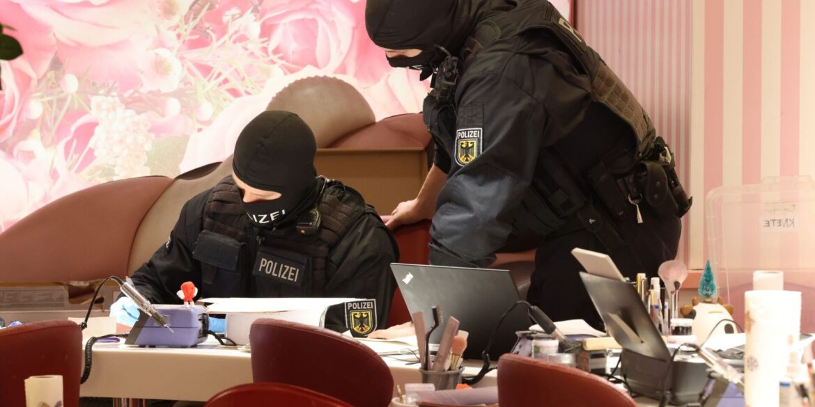 Im Januar durchsuchten Bundespolizisten ein Nagelstudio in Düsseldorf. (Archivbild)