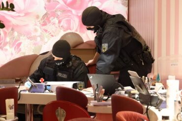 Im Januar durchsuchten Bundespolizisten ein Nagelstudio in Düsseldorf. (Archivbild)