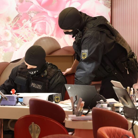 Im Januar durchsuchten Bundespolizisten ein Nagelstudio in Düsseldorf. (Archivbild)