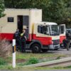 Dieser zu einem Wohnwagen umgebaute Lkw soll dem Tatverdächtigen gehören.