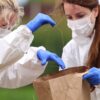 Kriminaltechnikerinnen suchen nach Spuren an einem Umspannwerk in Eschweiler.
